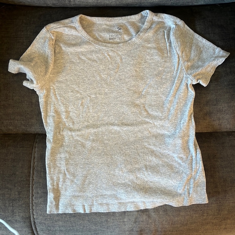 Kohls Grey baby tee. Size small